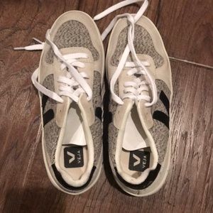 Veja V-10 tennis shoes